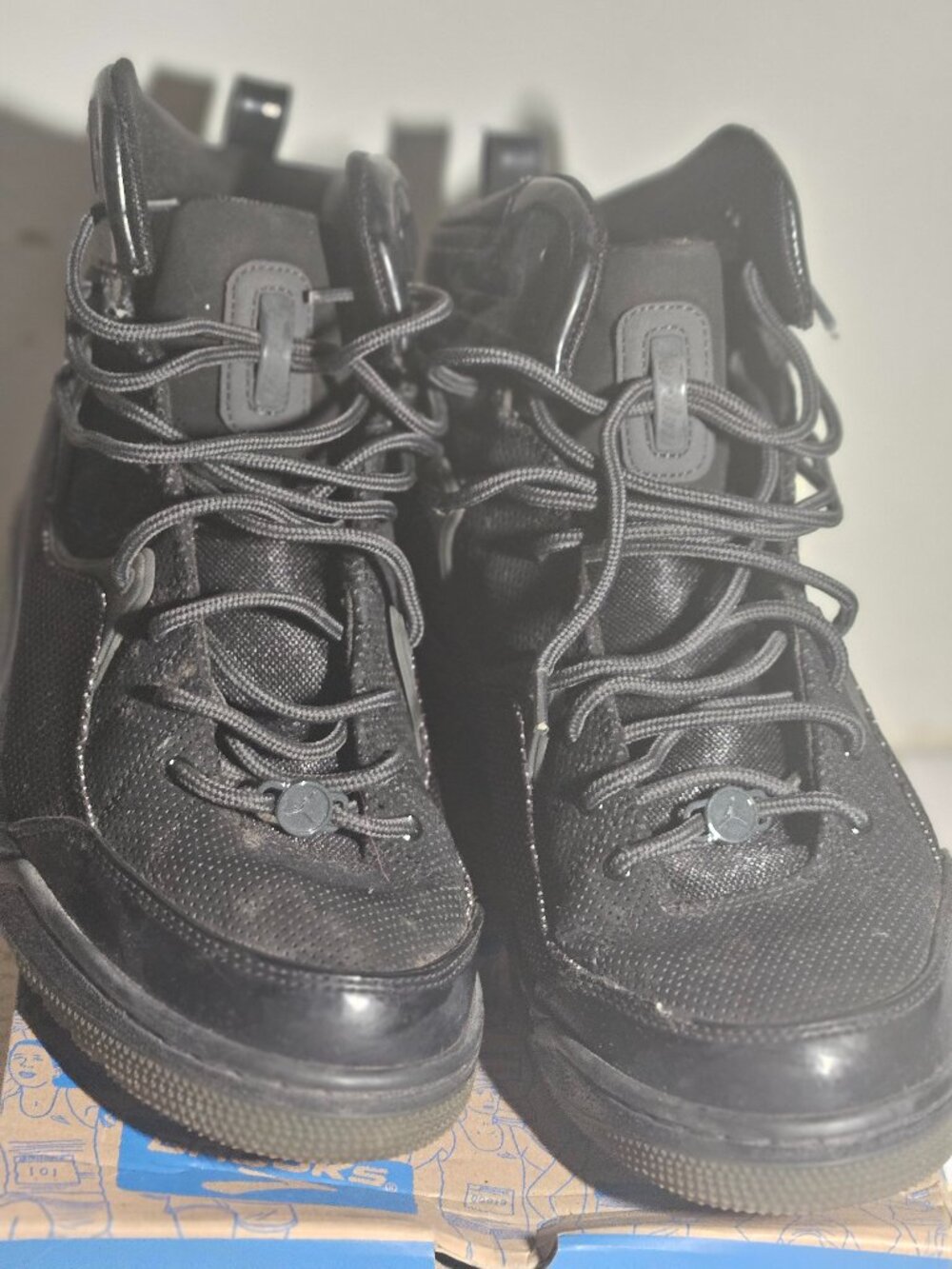 Jordan A28826‑004 Men’s 11.5 – Black Retro Support Sneakers